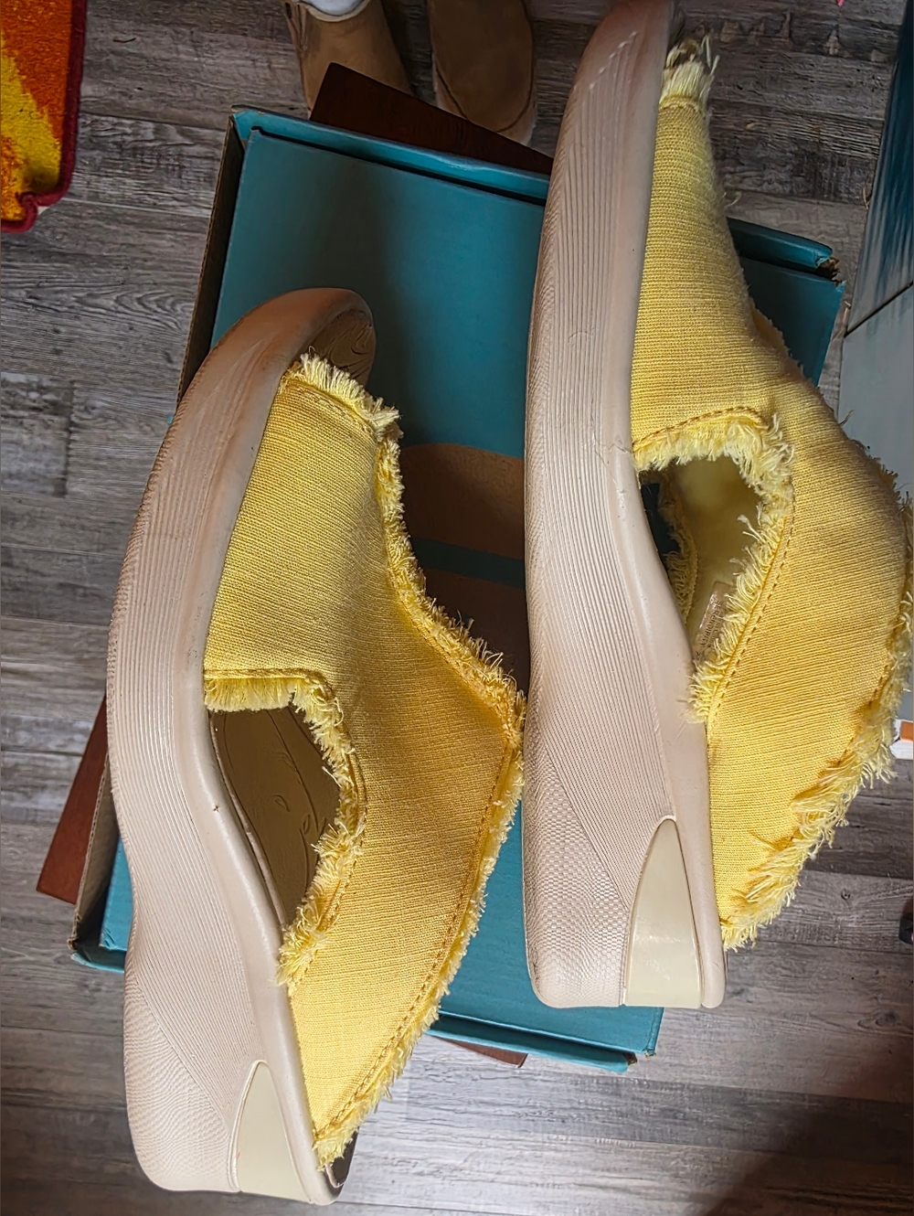 Bzees Yellow Frayed Canvas Slip-On Platform Sandals EUC 8.5 Medium/wide friendly